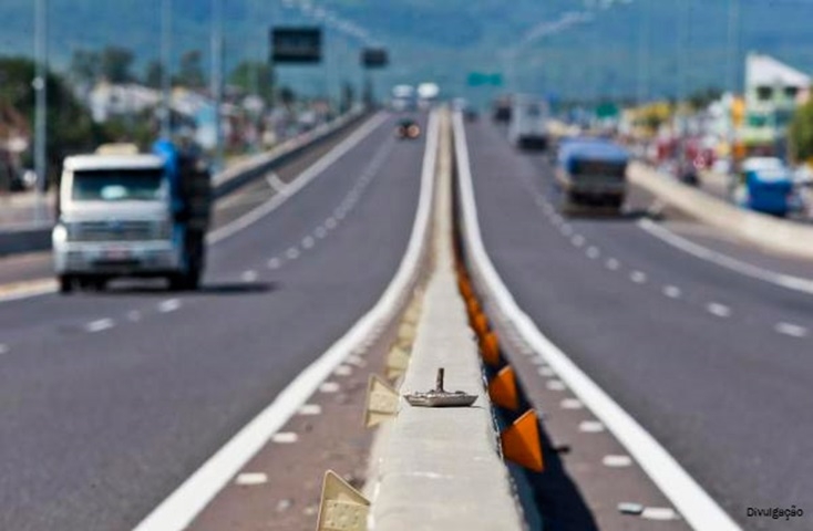 Muita gente viaja nos fins de semana e também em feriados prolongados. E os motoristas devem ter sempre muita cautela e atenção. Algumas rodovias, particularmente, oferecem grande risco. A Confederação Nacional do Transporte (CNT) fez o ranking das 10 estradas mais perigosas do Brasil.  Reprodução: Flipar