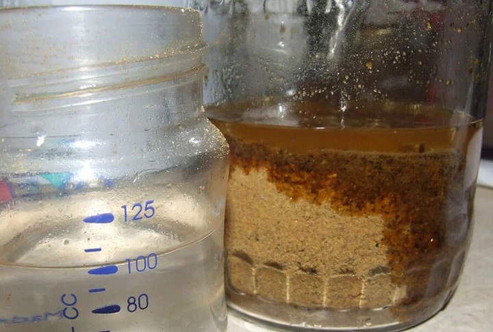 Comumente utilizado para doenças respiratórias, como gripes, resfriados e dor de garganta, a própolis tem propriedades conhecidas, como anti-inflamatória, antibacteriana, antiviral e antifúngica. Além disso, pode atuar como cicatrizante, anestésico e estimulante do sistema imunológico. Reprodução: Flipar