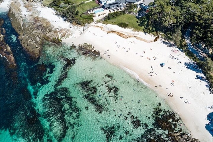 A região também é rica em trilhas, cachoeiras e vinícolas, além da Baía de Jervis, um paraíso para mergulho e observação de golfinhos.  Reprodução: Flipar