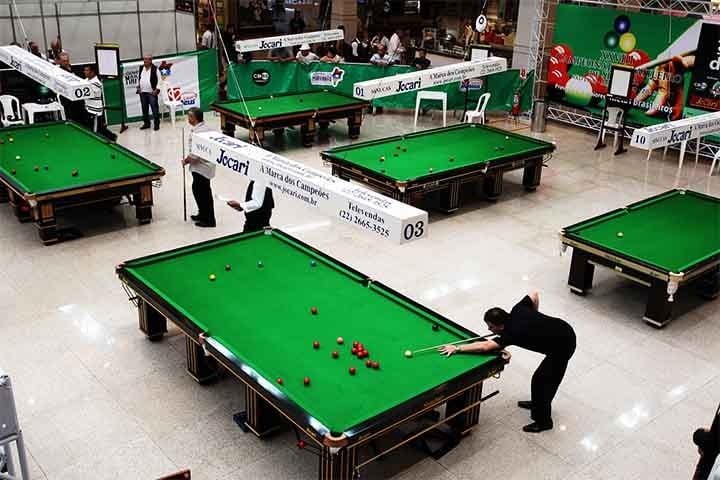 No Brasil, há torneios nacionais de sinuca e pool, além de campeonatos regionais realizados em clubes e bares. Reprodução: Flipar