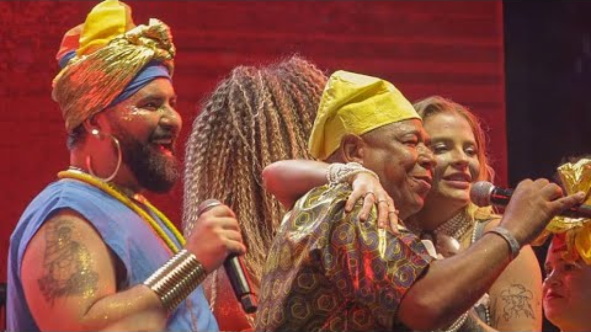 Luísa Sonza - Durante um show, a cantora falou abertamente sobre a sua religião e fez uma homenagem a orixá Oxum. Após a apresentação, recebeu comentários preconceituosos. Reprodução