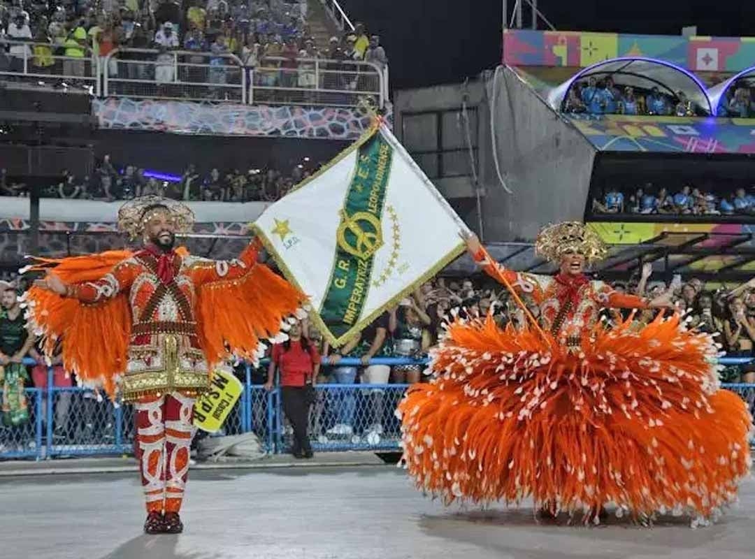 O nome faz referência à Estrada de Ferro Leopoldina, que cortava o bairro. As 11 estrelas na bandeira simbolizam os bairros da região: Bonsucesso, Brás de Pina, Cordovil, Manguinhos, Olaria, Parada de Lucas, Penha, Penha Circular, Vila da Penha, Ramos e Vigário Geral. Reprodução: Flipar
