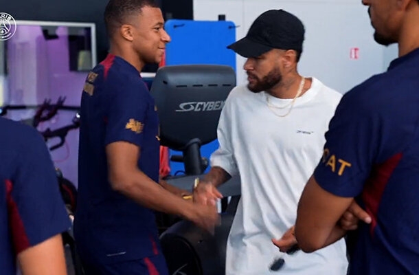 A conta ainda escreveu que o técnico Luis Enrique teria indicado que o brasileiro não seria titular, assim estava liberado para buscar um novo clube. - Foto: Reprodução/PSG