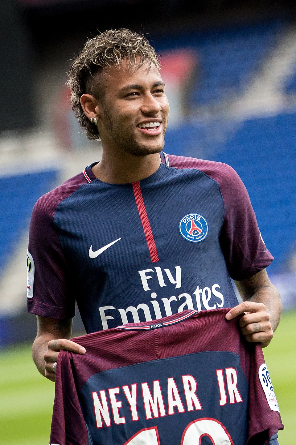 Com cabelo enrolado e com comprimento maior, Neymar começava a trajetória pelo PSG. Foto: Divulgação