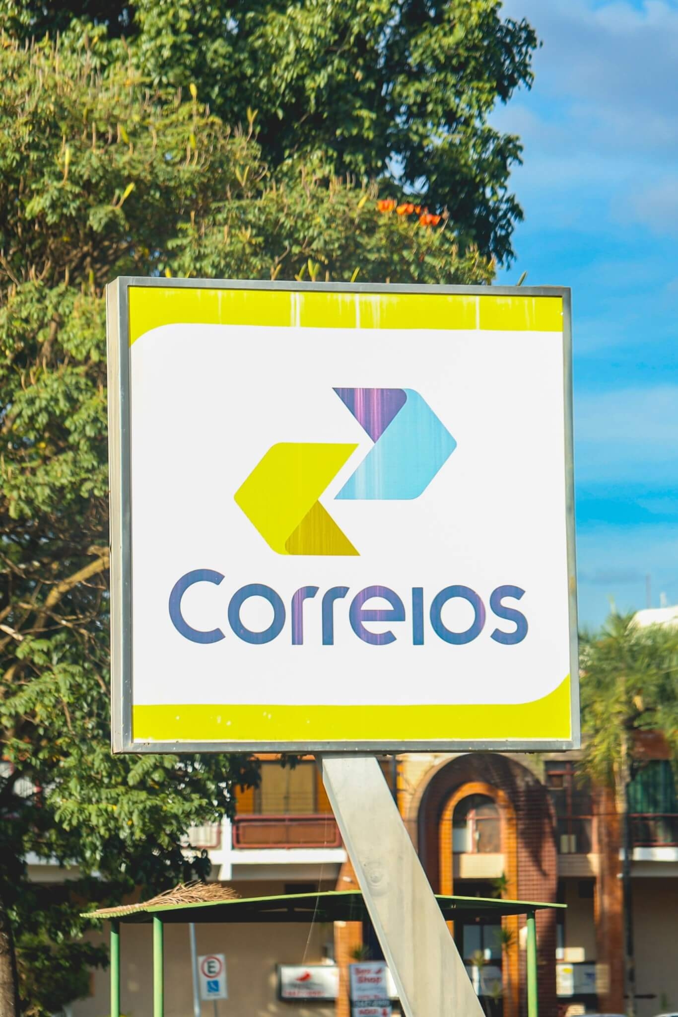 1. Faça doações nos Correios  As agências dos Correios do Rio de Janeiro, Minas Gerais, Santa Catarina, Bahia, Pernambuco, Distrito Federal, São Paulo, Paraná e parte do Rio Grande do Sul estão recebendo doações para as vítimas. Os itens necessários são alimentos, colchões, ração, produtos de higiene pessoal e vestuário. Reprodução: EdiCase