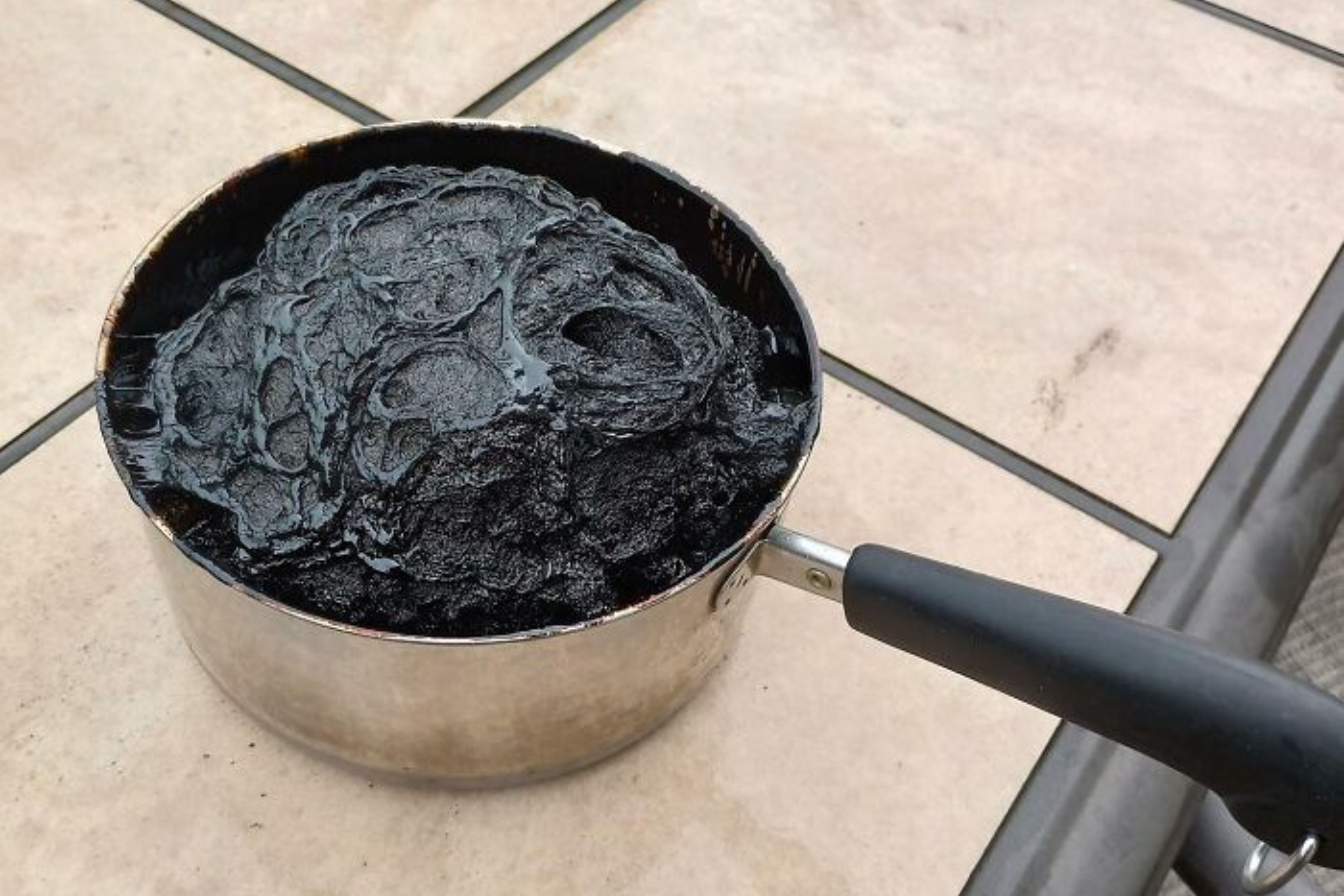 Homem acidentalmente deixou um pote de xarope no fogão e o resultado foi um asteróide (Reprodução)