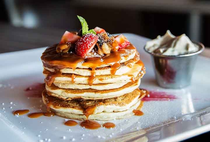 Agora veja mais algumas curiosidades sobre essas delícias. A panqueca pode ser doce ou salgada, mas é mais comum em versões doces com caldas, frutas, creme de avelã  chocolate ou mel.

 Reprodução: Flipar