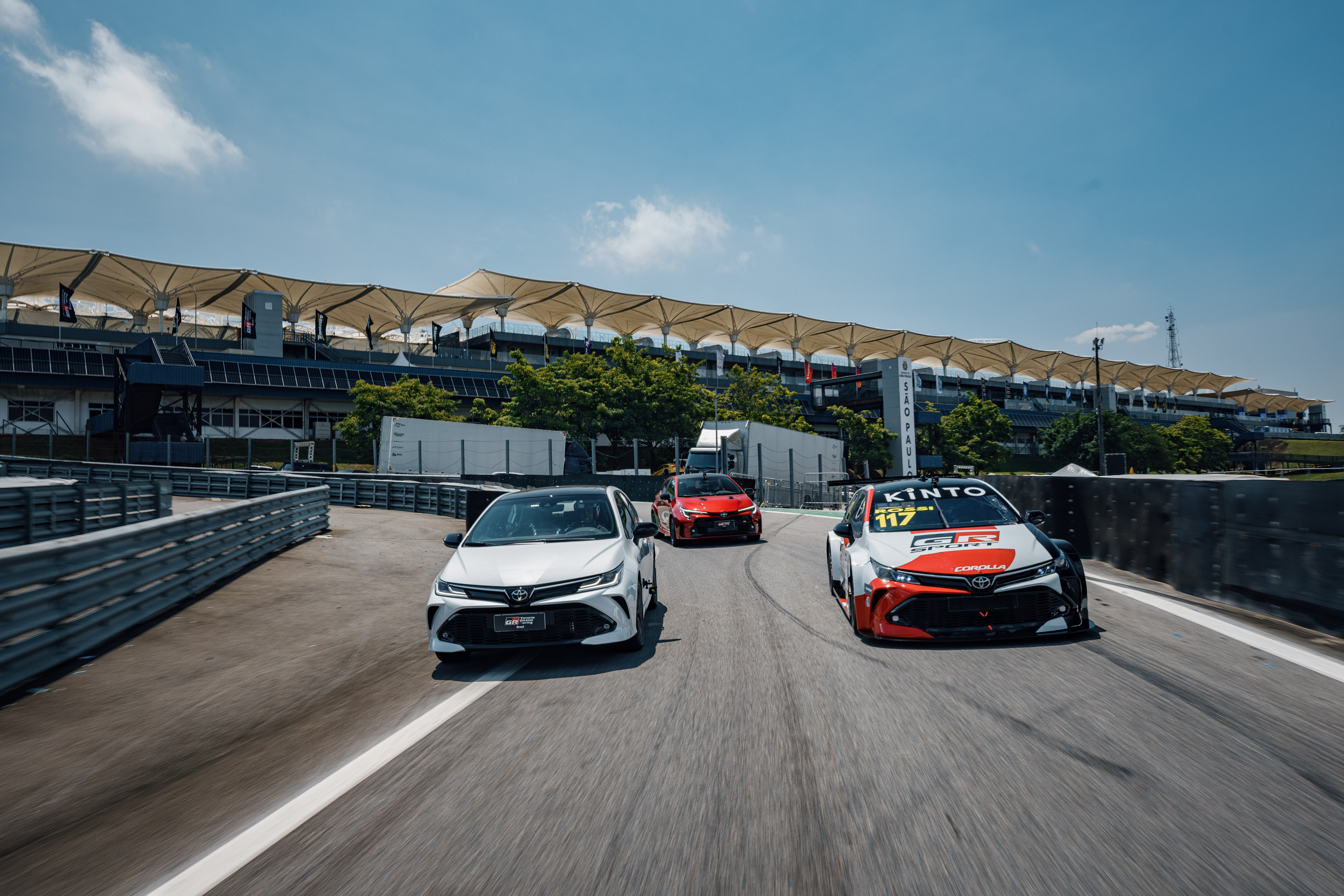 Toyota Corolla da Stock Car, Corolla GR-Sport e Corolla Gazoo Racing dando uma volta no Autódromo de Interlagos  Divulgação/Vicar