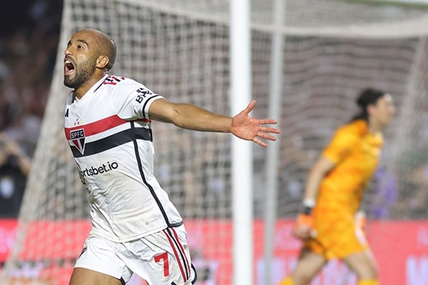 LUCAS MOURA - Fez boas largadas, buscando velocidade nos companheiros. Em alguns momentos, ele não mediu bem a força nos passes. Ele teve atuações muito mais convincentes. CLASSIFICAÇÃO 6,0 – FOTO: Nilton Fukuda/saopaulofc.net Reprodução: Jogada10