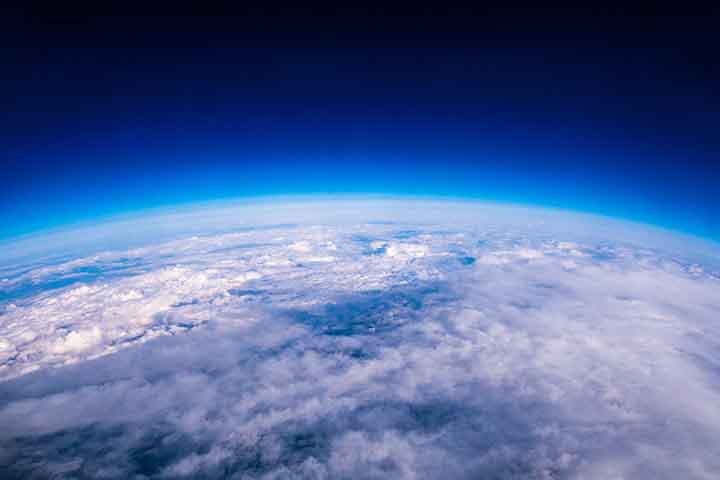Nuvens refletem luz solar, contribuindo para o resfriamento terrestre, mas também retêm calor, promovendo o efeito estufa. Seu impacto depende do tipo, cobertura e altitude, desempenhando papel-chave no equilíbrio climático global. Reprodução: Flipar