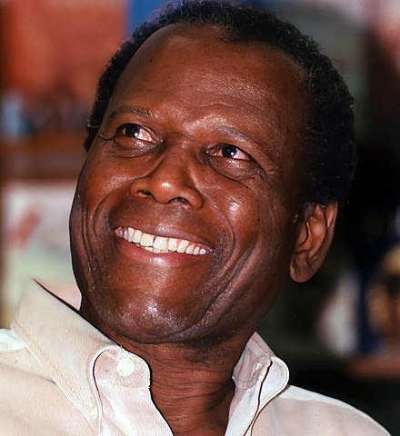 Sidney Poitier morreu no dia 6/1/2022 aos 94 anos, nas Bahamas, seu país de origem. Poitier só nasceu nos EUA, em 20/2/1927, porque sua mãe estava na Flórida no momento do parto. Com 76 anos de carreira, ele era muito querido da classe artística e do grande público.  Reprodução: Flipar