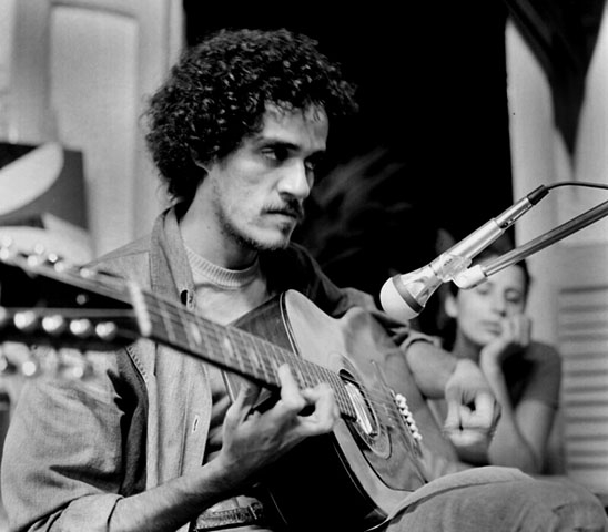 Nascido em Brejo do Cruz, no sertão da Paraíba, em 1949, José Ramalho Neto é reconhecido por sua obra que une a poesia do sertão, o misticismo, a literatura de cordel e a sonoridade do rock. 
 Reprodução: Flipar