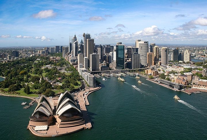 Maior cidade da Austrália, conhecida por sua Ópera icônica, a Sydney Harbour Bridge, e praias como Bondi Beach. É um centro financeiro e cultural global.  Reprodução: Flipar