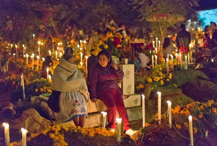 Oaxaca - Considerada a melhor cidade para conhecer a tradição do Dia dos Mortos mexicano. Os cemitérios ficam lotados, com muitas famílias em vigília, e as ruas são tomadas por pessoas fantasiadas e com flores para as oferendas. 
