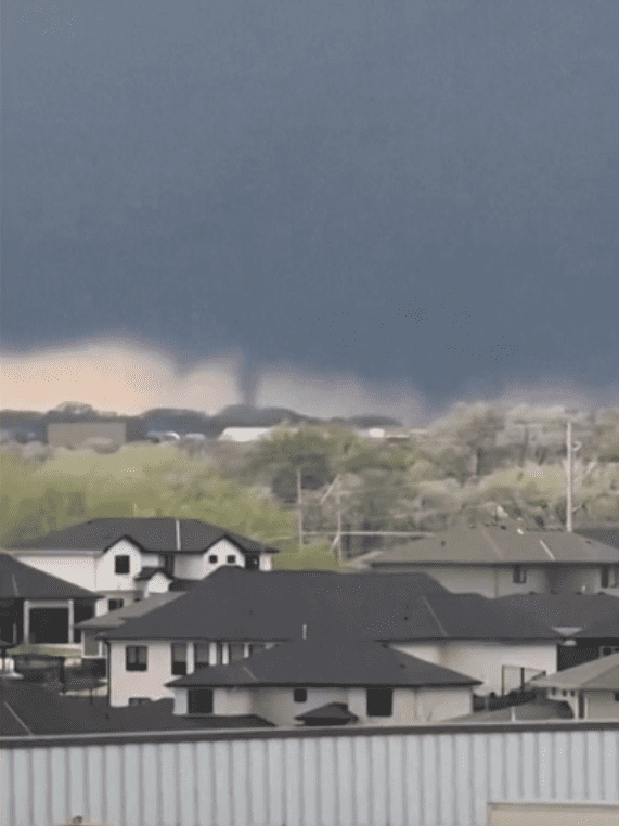 Múltiplos tornados destruíram casas e deixaram feridos em Nebraska e Iowa, nos EUA, em 26/4/2024. Não houve casos graves, mas o susto foi grande.