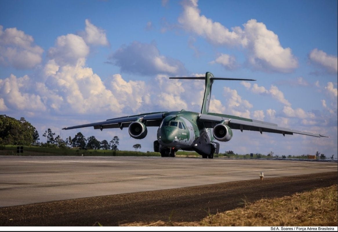 De acordo com o levantamento da empresa, no Brasil há 195 helicópteros, 46 caças, 206 aviões de treinamento, 111 de transporte, 72 de ataque, 24 de missão especial e dois aviões-tanque. Reprodução: Flipar