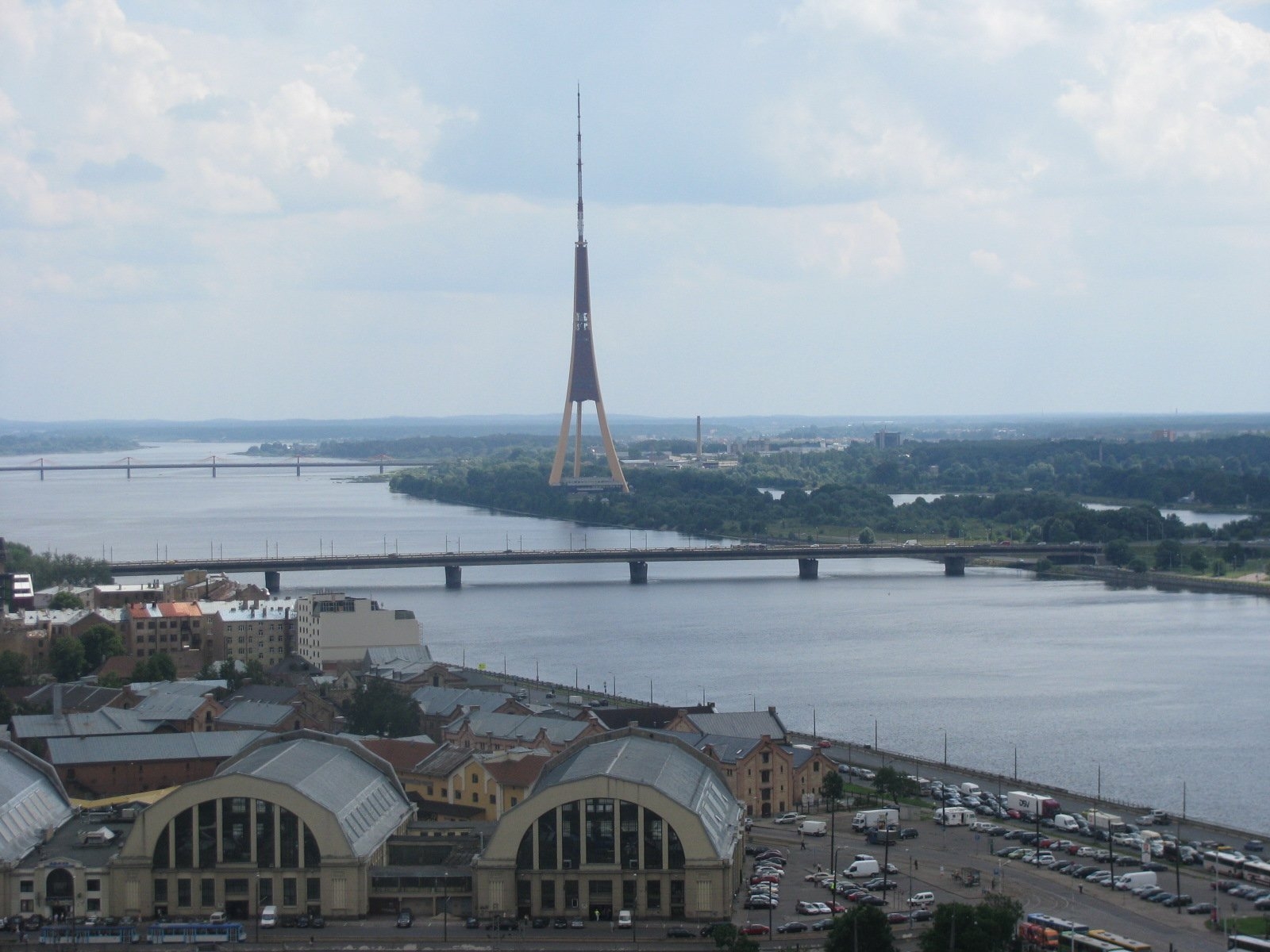 Riga TV Tower - 368 metros - Letônia -  Inaugurada em 1987, se tornou rapidamente o marco icônico da arquitetura de Riga, capital do país. À noite, a torre oferece um espetáculo de cores que se destaca na paisagem da cidade. Reprodução: Flipar