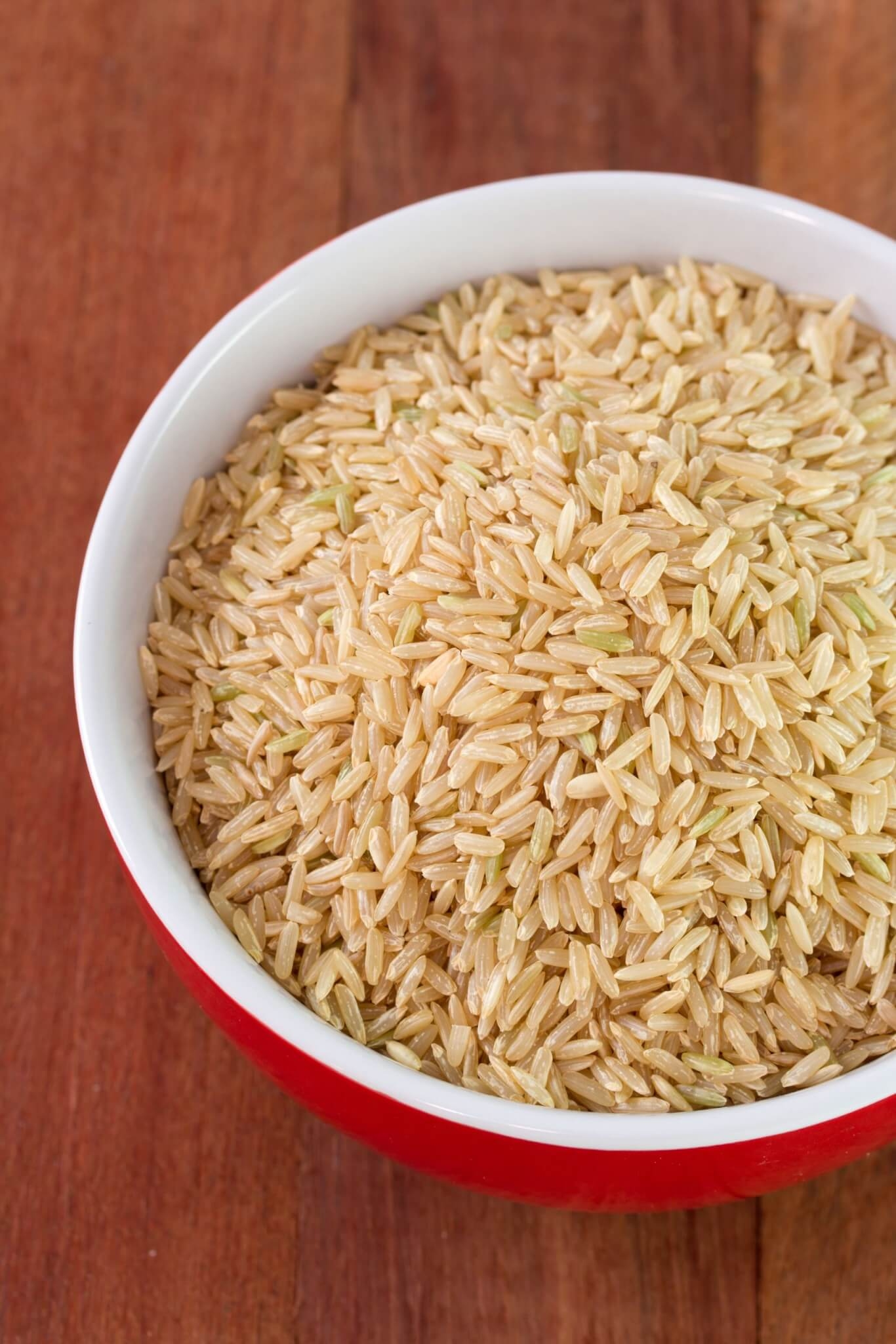 1. Arroz integral  Para as pessoas intolerantes ao glúten, o arroz integral pode ser uma escolha mais saudável quando comparado ao tipo branco, pois ajuda a compensar a perda de fibras que ocorre quando são excluídos alimentos com glúten da alimentação. Reprodução: EdiCase