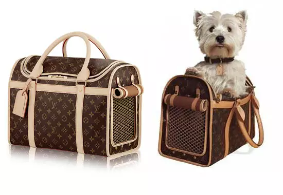 Seguindo uma linha semelhante com a da Gucci, a Louis Vuitton abriu o leque de produtos para abarcar os pets, com itens como bolsas de transporte monogramadas, casinhas, comedouros e cobertores. Para Tamara, o trabalho feito pela empresa é uma maneira de firmar a relação entre os consumidores e seus pets, combinando estilo e funcionalidade. “A marca entende que, para muitos, os pets são uma extensão do estilo de vida pessoal, e seus produtos, que podem custar milhares de dólares, reforçam sua posição no mercado de luxo.” Reprodução