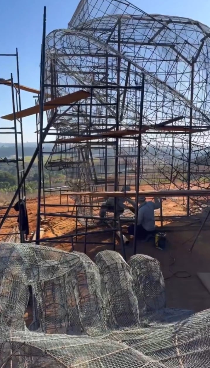 “Queremos ser referência na devoção a São Miguel Arcanjo”, disse o padre Márcio Almeida, reitor da Basílica de São Miguel Arcanjo. Assim como a Nossa Senhora Aparecida é símbolo da cidade de Aparecida (SP), a construção do complexo almeja ser um marco na devoção ao arcanjo. Reprodução: Flipar