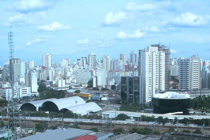 São Paulo também é um bom local para idosos, no que depender do estilo de vida e das prioridades individuais. Afinal, a cidade oferece uma infraestrutura de ponta, mas também apresenta desafios significativos.  Reprodução: Flipar