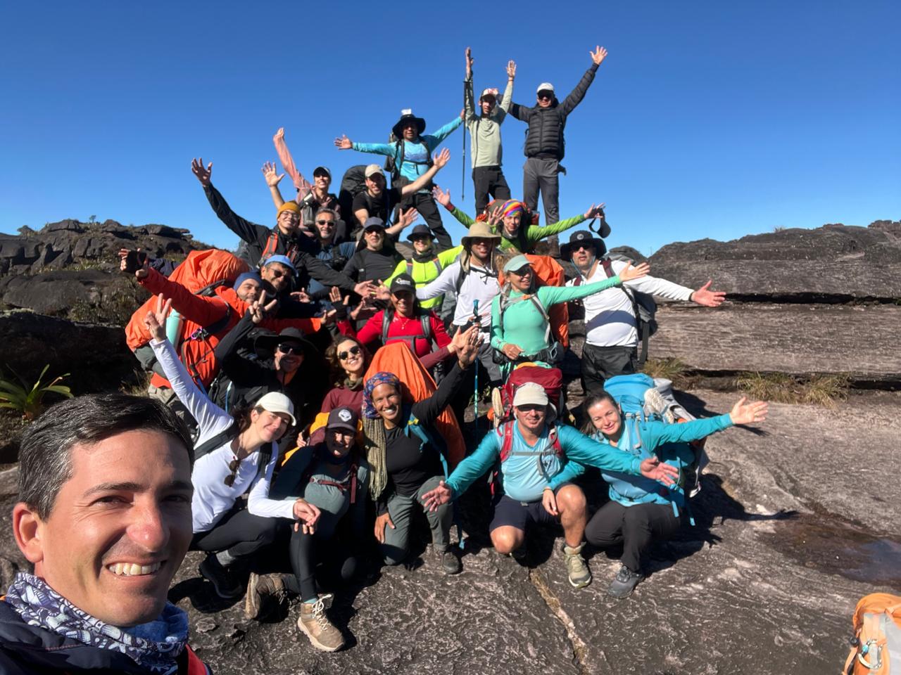 Grupo guiado por Tensing Ernesto no Monte Roraima. Foto: Tensing Ernesto Rodriguez - Guia de montanha da operadora planeta EXO