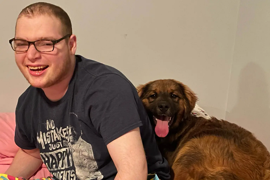 Zack Wolpin, que tem deficiência de desenvolvimento, se reuniu com seu cão de serviço de convulsões, Bear, na manhã de terça-feira. Foto: Arquivo pessoal