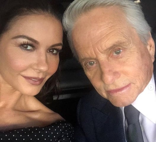 Catherine Zeta-Jones e Michael Douglas completaram 54 e 79, respectivamente. A idade nunca foi um empecilho para a relação. 