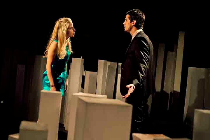 Em 2012, Neschling escreveu, dirigiu e atuou na peça “Como Nossos Pais”, centrada em Luiz Eduardo - personagem vivido por ele. O espetáculo marcou uma fase mais autoral na carreira do artista, unindo texto, direção e interpretação.
 Reprodução: Flipar