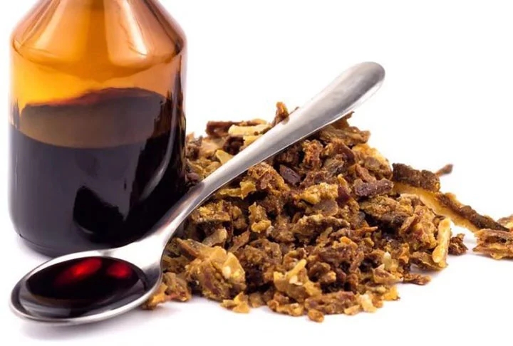 A própolis é um produto elaborado pelas abelhas a partir de substâncias resinosas coletadas em brotos, flores, folhas e cascas de plantas. A estas substâncias as abelhas adicionam secreções salivares, cera e pólen para a elaboração do produto final. Reprodução: Flipar