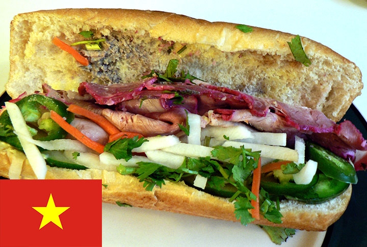 7º lugar - Bánh mi (Vietnã) - Sanduíche feito com baguete e recheado com ingredientes diversos. O mais popular leva salsicha de porco, folha de coentro, pepino e cenouras e daikon em conserva combinados com patê, jalapeño (pimenta) e maionese. Reprodução: Flipar