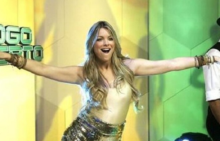 No ano de 2011, a apresentadora do programa Jogo Aberto, Renata Fan, cumpriu uma promessa feita ao ex-jogador e comentarista Denílson. Com o figurino especial, ela dançou ao vivo uma música da cantora Shakira. Reprodução: Flipar