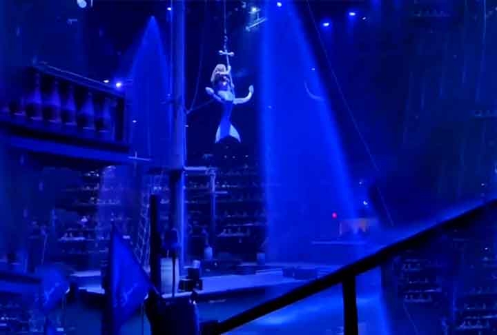 No teaser, Shakira surge com uma cauda de sereia, sentada sobre uma grande âncora suspensa no palco. Ela realiza acrobacias e, em seguida, dá um salto impressionante para um mergulho em uma piscina montada no palco.. Foto: Reprodução: Flipar