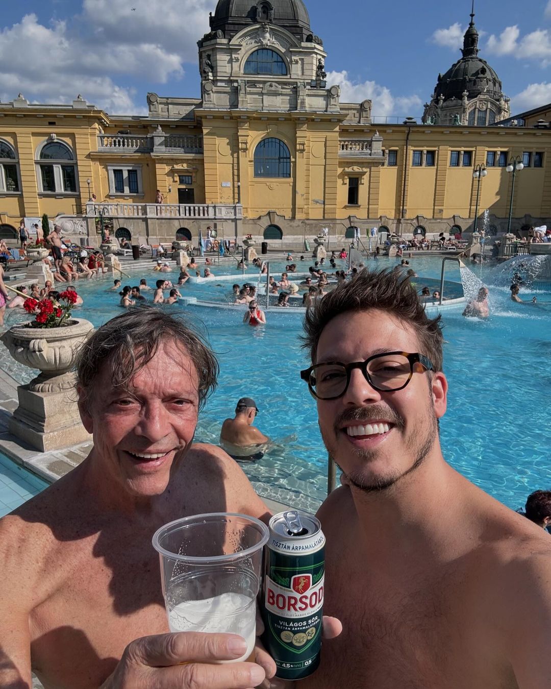 Fabio Porchat e o pai curtem dia de piscina na Hungria  Reprodução/Instagram