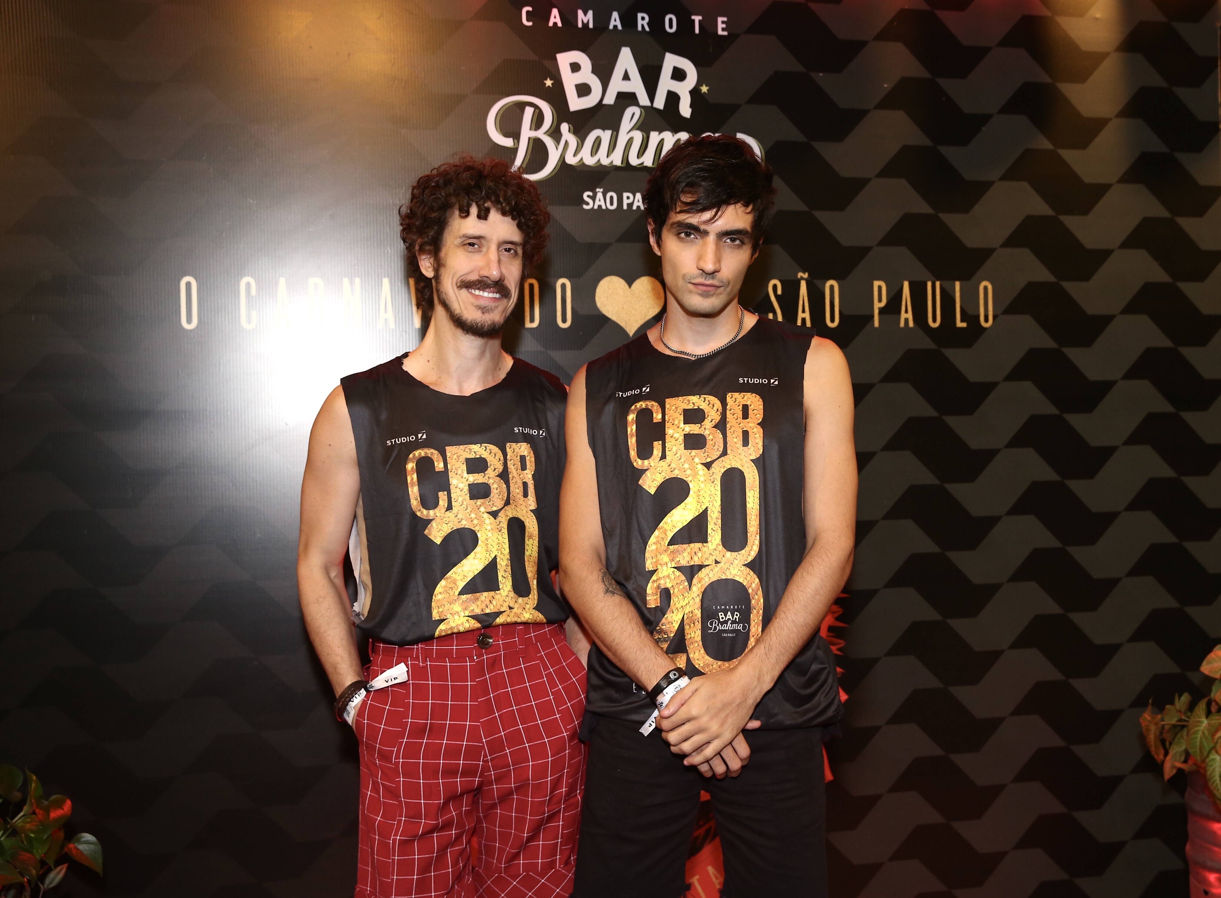 Theodoro Crochrane e namorado comparecem no Camarote Bar Brahma. Foto: Brazil News