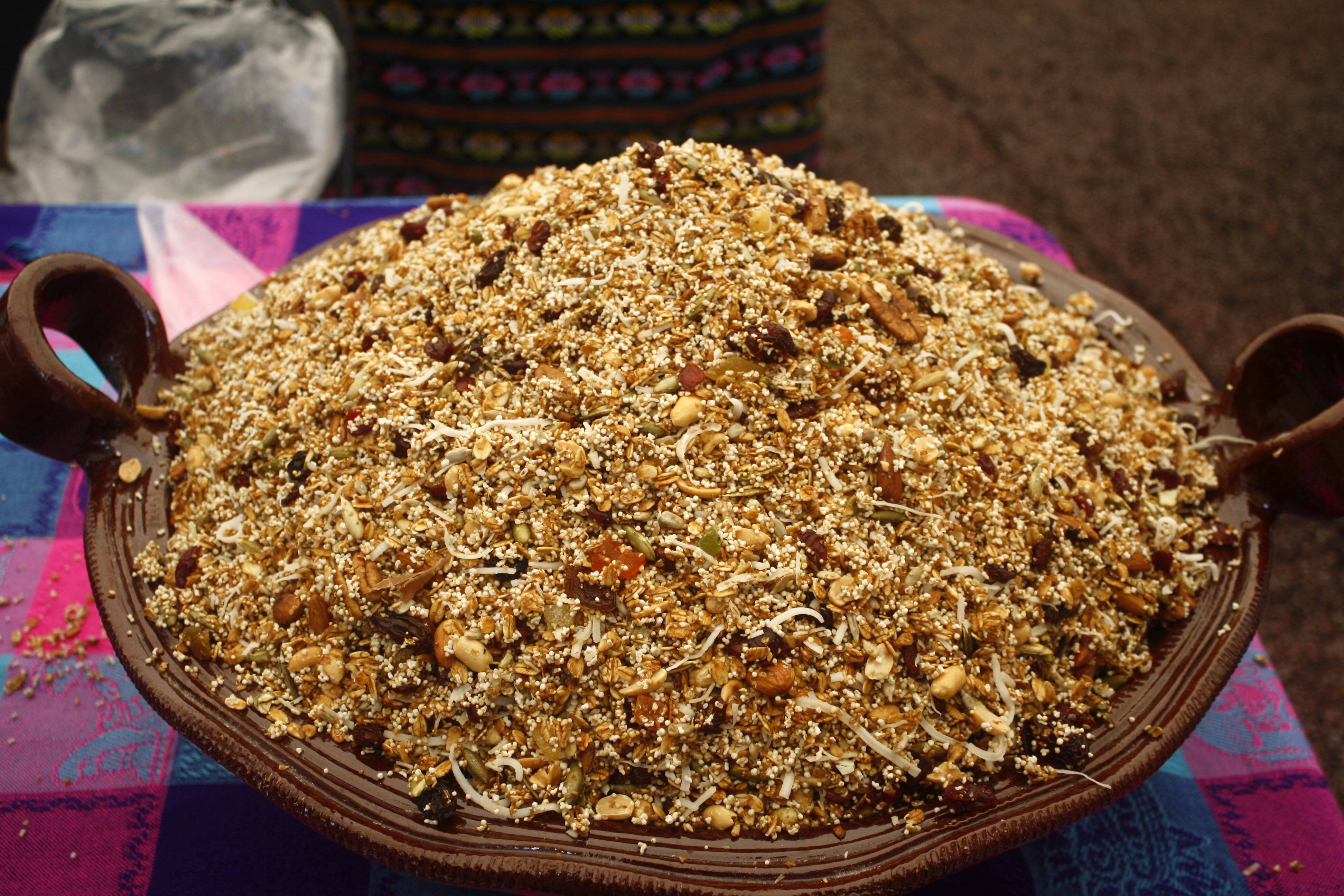 A iguaria é um tipo de granola, feita de frutas secas e grãos. Embalada, ela fica no formato de uma barrinha de cereal. Foto: Nina Ramos/iG