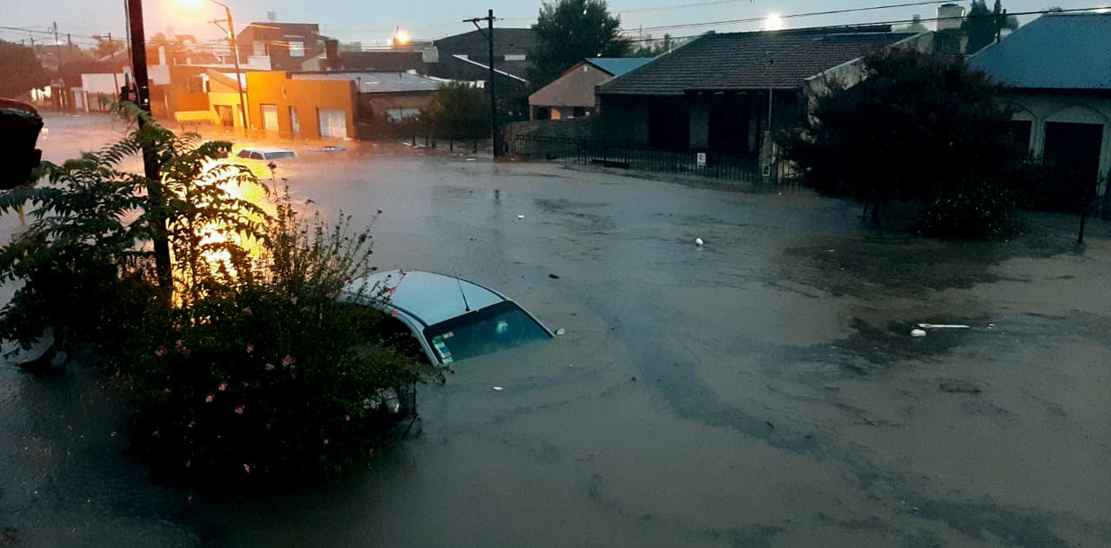 Carros fiaram submersos na cidade argentina. Foto: Reprodução/Clarín