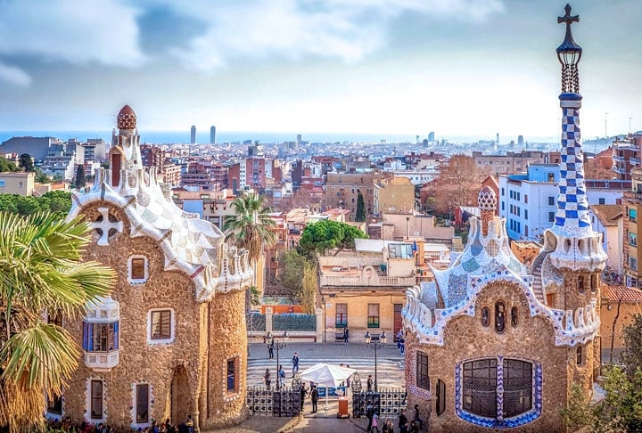 Outra produção de Gaudí, em seu período naturalista, e que também oferece outra vista incrível, é o Parque Guell, situado no alto do monte Carmelo. Seu diferencial é a combinação de elementos arquitetônicos idealizados pelo profissional e as exuberantes belezas naturais.  Reprodução: Flipar