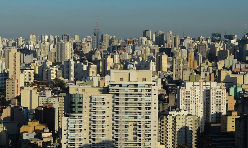 Um edifício com estrutura metálica ou concreto armado é o melhor lugar para se proteger de raios. Se não houver um edifício próximo, procure abrigo em uma caverna, buraco ou outro local que ofereça proteção contra o raio. Reprodução: Flipar