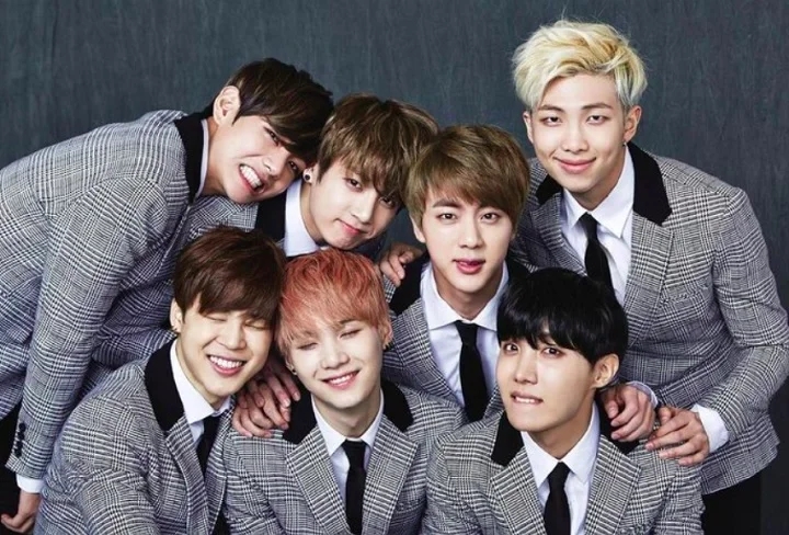 O BTS integra o estilo originário da Coreia que ficou conhecido como K-pop, mesclando gêneros diversos como pop, hip-hop e música eletrônica.

 Reprodução: Flipar