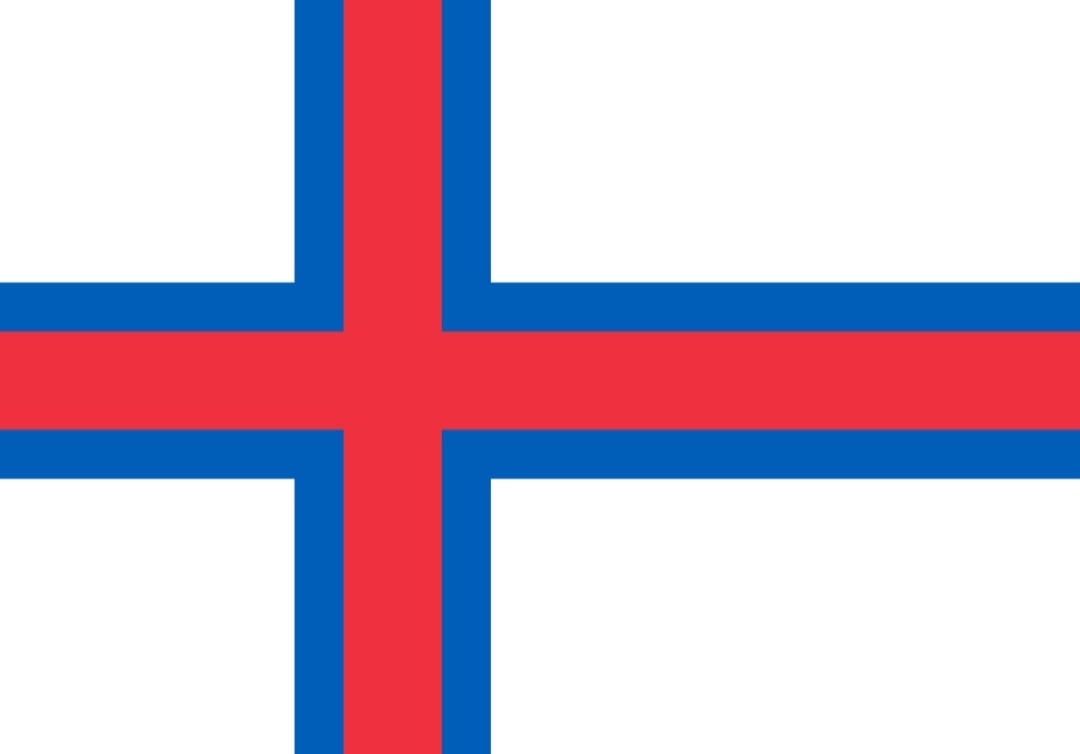 A bandeira das ilhas Faroe é branca com uma cruz vermelha rodeada por azul. Reprodução: Flipar