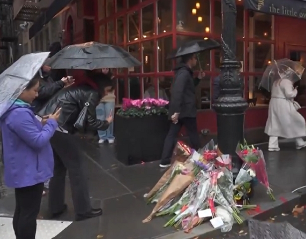 Em Nova York, em frente ao endereço onde os personagens viviam na série, dezenas de fãs se reuniram e deixaram flores em homenagem ao ator.