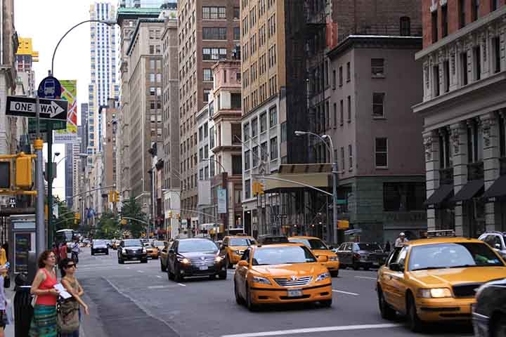 Com alta densidade demográfica, Manhattan está no coração de Nova York e é um dos principais centros comerciais, financeiros e culturais do mundo. 
 Reprodução: Flipar