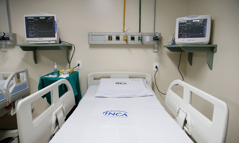 Quinze dias após a picada, ainda com dores e pus no local, ela precisou ser internada no Hospital das Laranjeiras. Os médicos logo avisaram que a jovem poderia ter que amputar a perna. Após 49 dias hospitalizada, ela perdeu 30% da panturrilha esquerda.  Reprodução: Flipar
