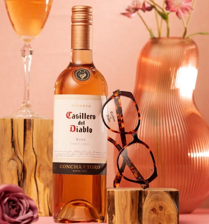 Recentemente, a rede de ótica Chilli Beans, terceira maior do Brasil, anunciou uma collab com a marca de vinho chilena Casillero del Diablo, produzido pela vinícola Concha y Toro.
 Reprodução: Flipar
