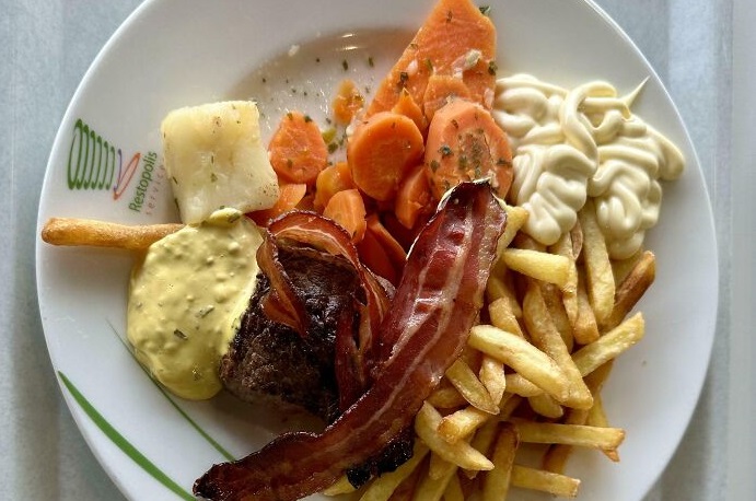 Fritas, bacon, batata, cenoura... a merenda em Luxemburgo ganhou elogios na web Reprodução/redes sociais