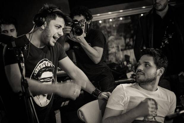 Cristiano Araújo brinca com equipe nos bastidores . Foto: Flaney Gonzallez/Divulgação