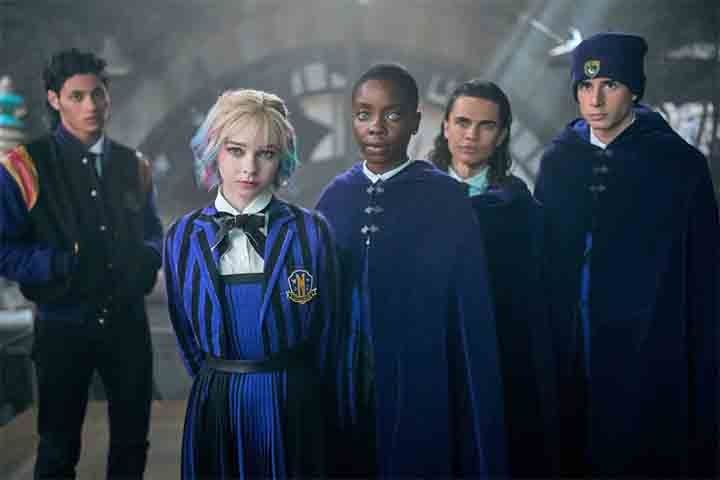 O trabalho contribuiu para aumentar sua visibilidade, mas o reconhecimento mundial viria no ano seguinte, quando foi escolhida para interpretar Enid Sinclair na série “Wandinha”, da Netflix. 
 Reprodução: Flipar