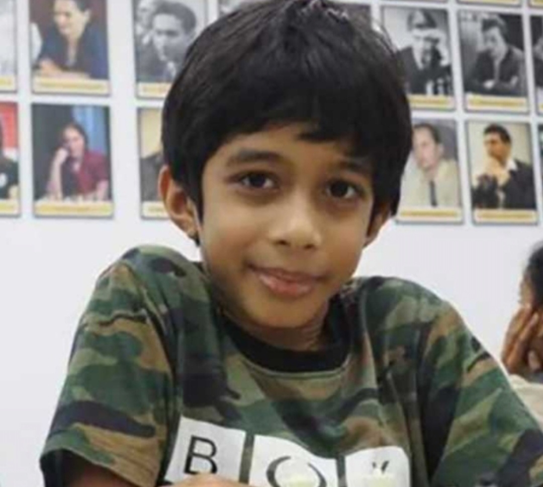 O indiano Ashwath Kaushik, de 8 anos, bateu o  recorde mundial de pessoa mais jovem a vencer um grão-mestre no Xadrez.