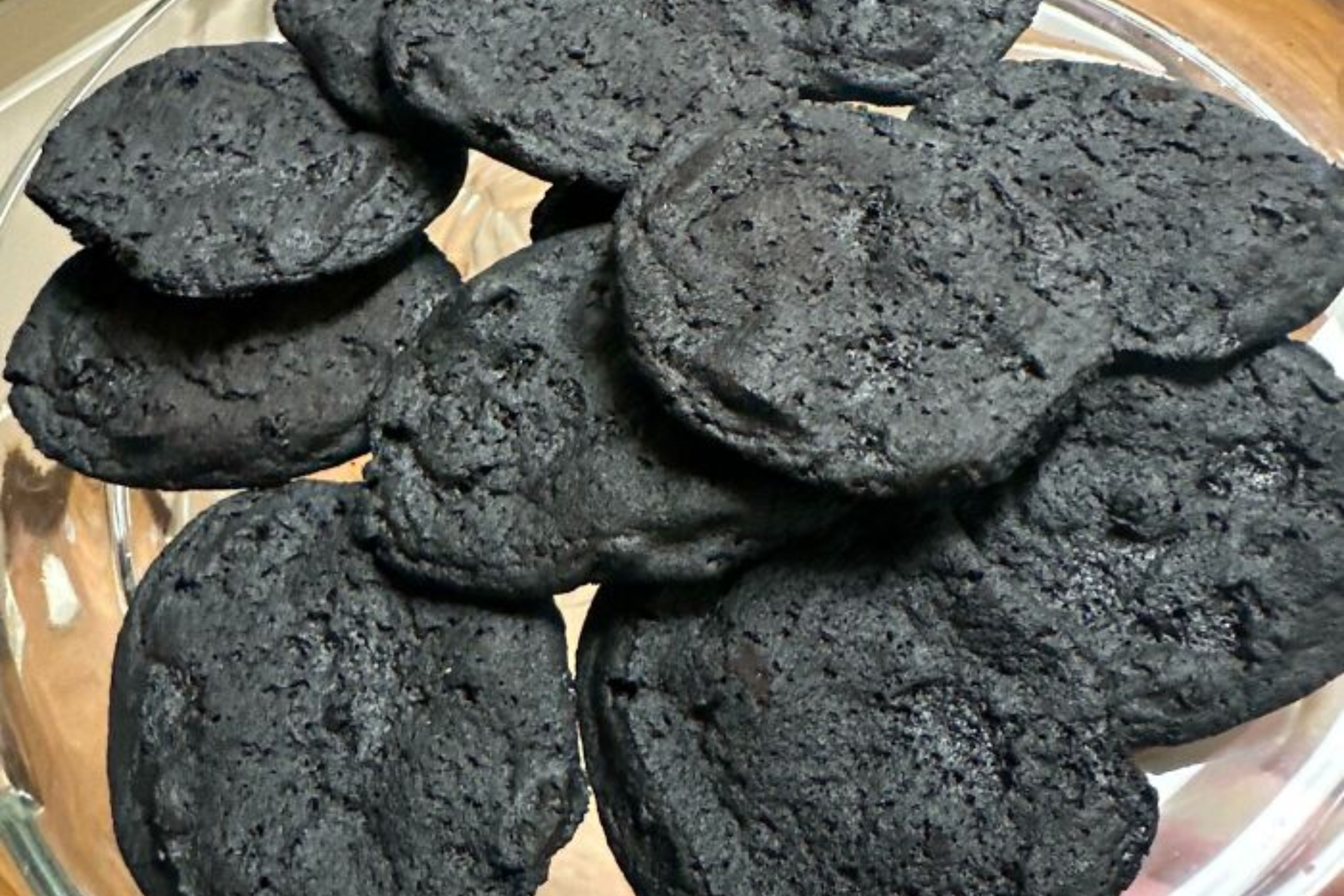 Alguns cookies esquecidos no forno e carbonizados (Reprodução)